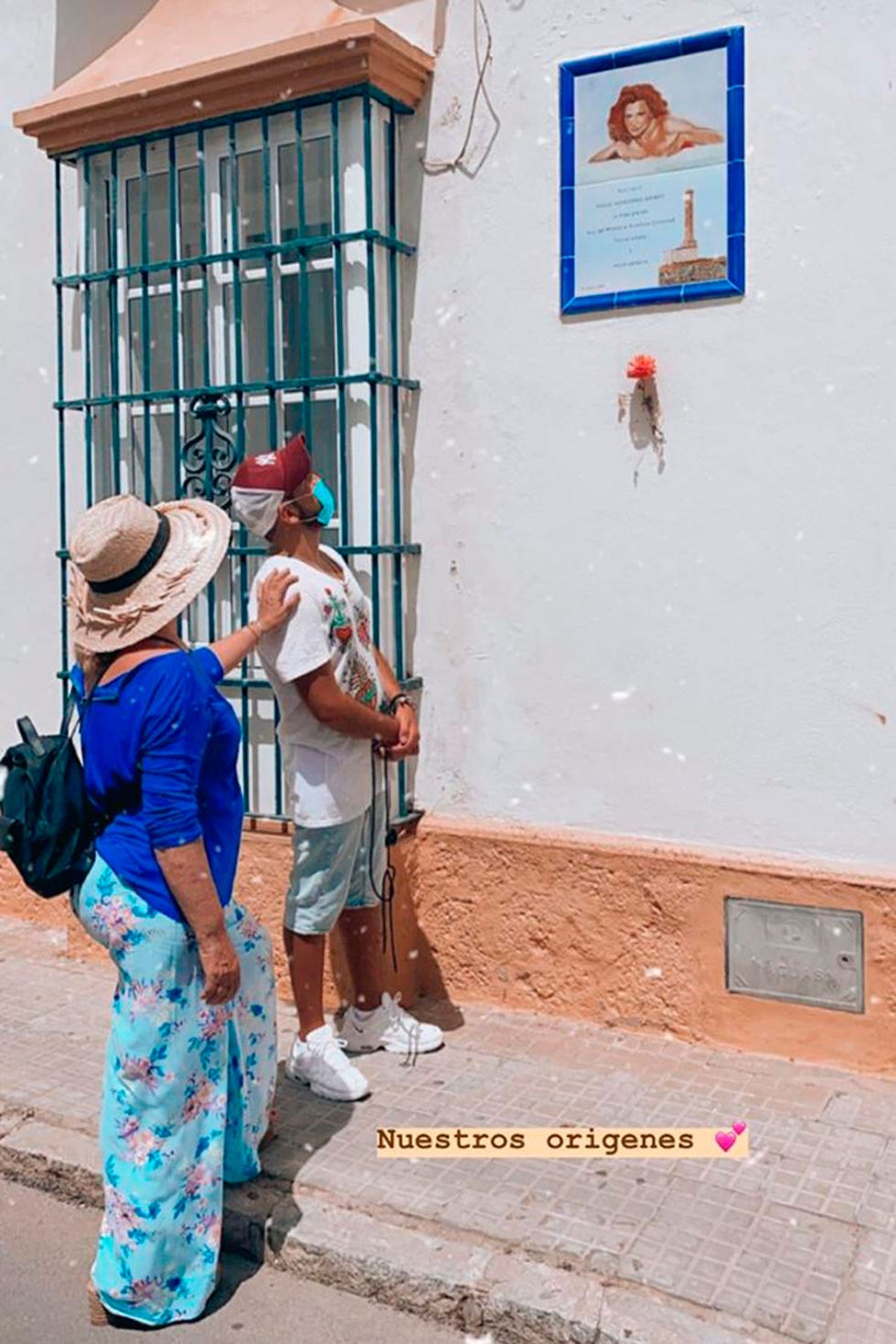 rocío flores rinde homenaje a su abuela con su bolso, en chipiona