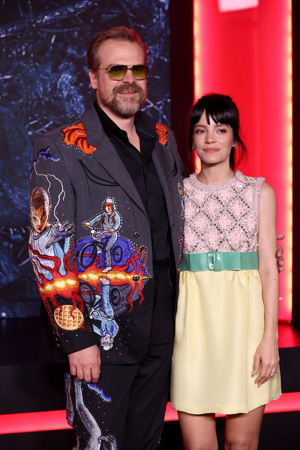 david harbour y lily allen en el estreno de stranger things 4