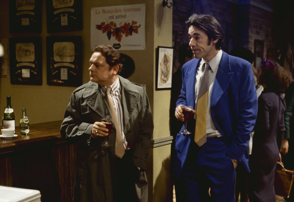 David Jason se fue y Roger Lloyd empacan en una escena de bar de vinos del episodio Yuppy Love of the BBC Television sitcom Only Fools and Horses