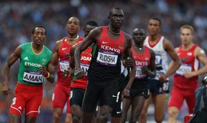 david rudisha corre los 800 metros en la final olimpica de londres 2012, cuando batio el record mundial