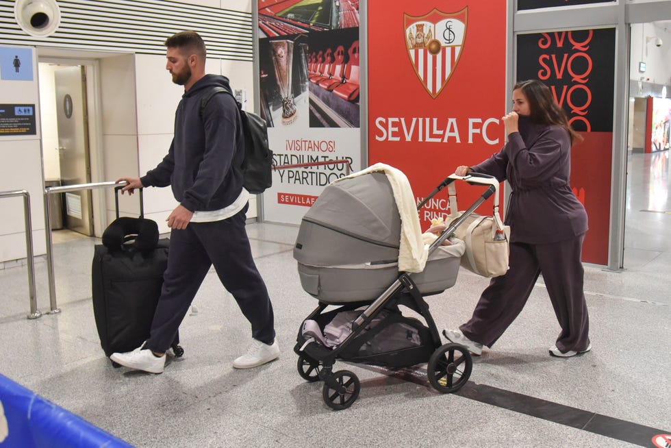 anabel empuja el carrito de alma y david lleva las maletas en el aeropuerto de sevilla