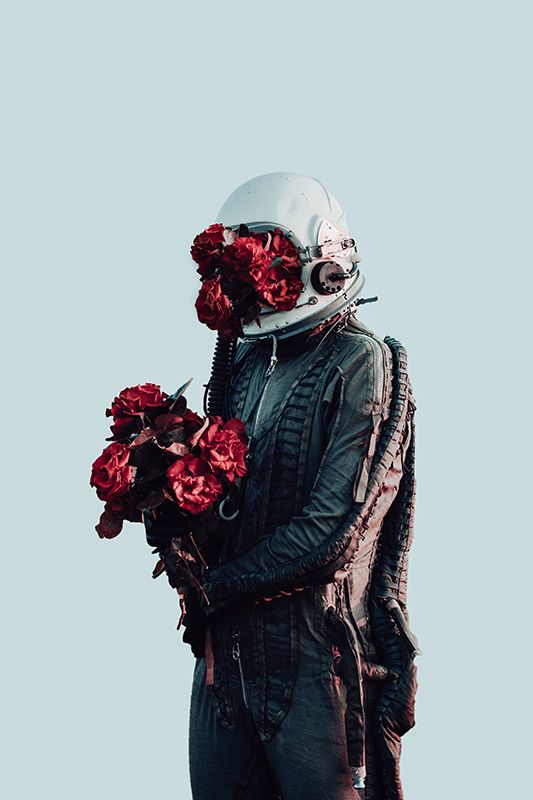 astronauta con fiori