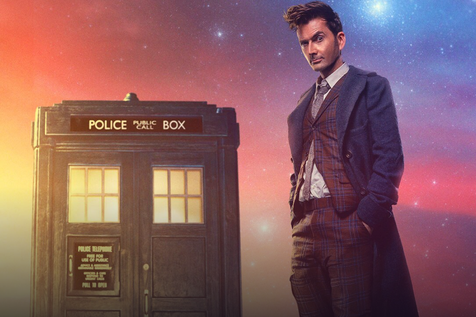 David Tennant als vierzehnter Doctor in Doctor Who, der vor der Tardis mit einem farbenfrohen Hintergrund steht
