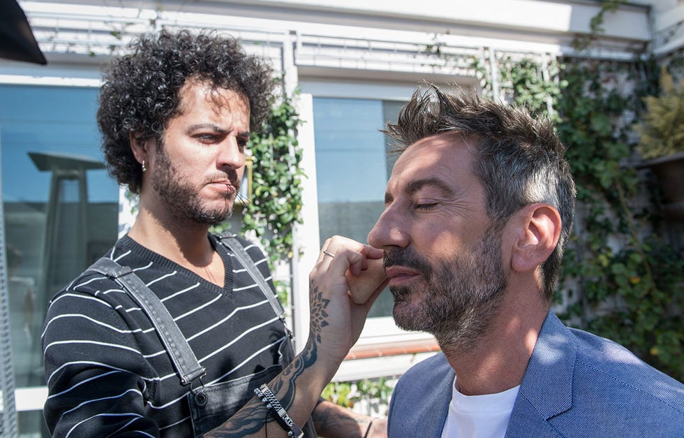 Carmen Alcayde y David Valldeperas protagonizan nuestra sección 'Gente con estilo'. La pareja de presentadores de 'Aquí hay madroño' nos demuestra su complicidad tras las cámaras y nos hablan de la boda de Belén Esteban.