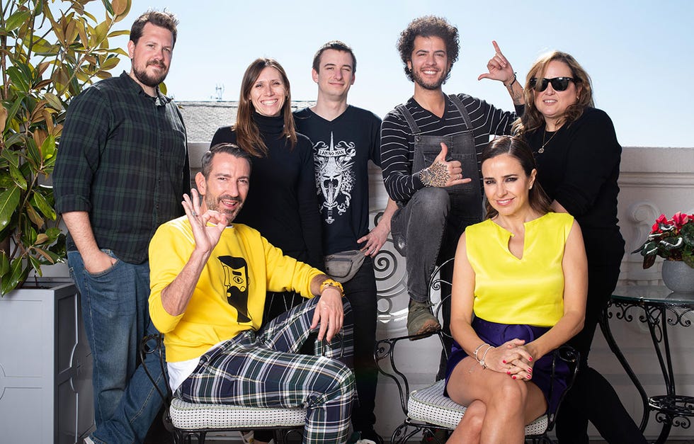 Carmen Alcayde y David Valldeperas protagonizan nuestra sección 'Gente con estilo'. La pareja de presentadores de 'Aquí hay madroño' nos demuestra su complicidad tras las cámaras y nos hablan de la boda de Belén Esteban.