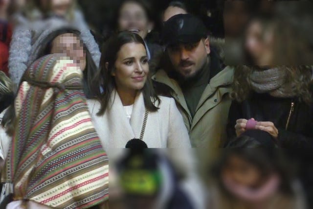 DAVID BUSTAMANTE Y PAULA ECHEVARRIA DISFRUTAN JUNTOS DE LA CABABALGATA JUNTO A LA PEQUEÑA DANIELA
