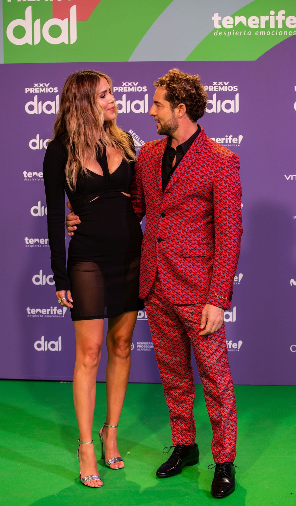 la pareja se dedica una tierna mirada en la alfombra verde de estos premios musicales