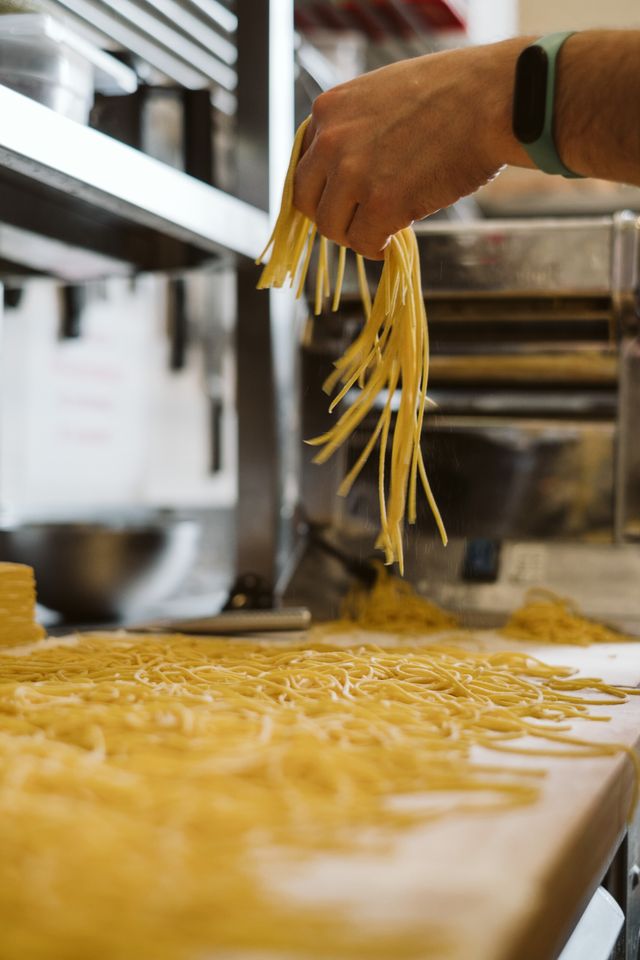 preparazione di spaghetti della cucina tradizionale ﻿del ristorante magazzini oz