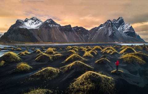 https://www.nationalgeographic.com/content/dam/travel/rights-exempt/2018-travel-photographer-of-the-year/magical-mountains/dawn-vestrahorn-iceland-mountains.jpg Deze foto is de jongste aanwinst in mijn reeks dronies selfies die met een drone zijn gemaakt We hadden de piek Vestrahorn op IJsland vorig jaar al bezocht maar toen kon ik mijn drone niet laten opstijgen omdat het te slecht weer was Ik wist dat ik nog eens terug moest komen om dit prachtige landschap vanuit de lucht te fotograferen In maart van dit jaar hebben we de berg opnieuw bezocht en gelukkig werkte het weer mee Met behulp van een drone probeerde ik een unieke kijk op dit prachtige landschap te creren We hebben onze volgende reis al gepland want we zijn verliefd op IJsland