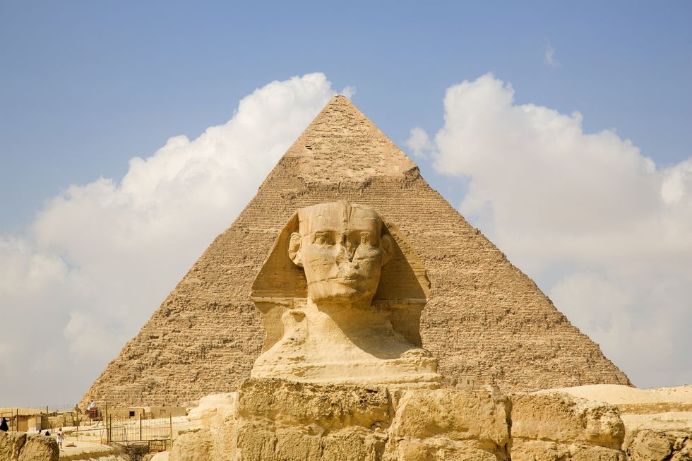 daytime view pyramid with sphinx foreground