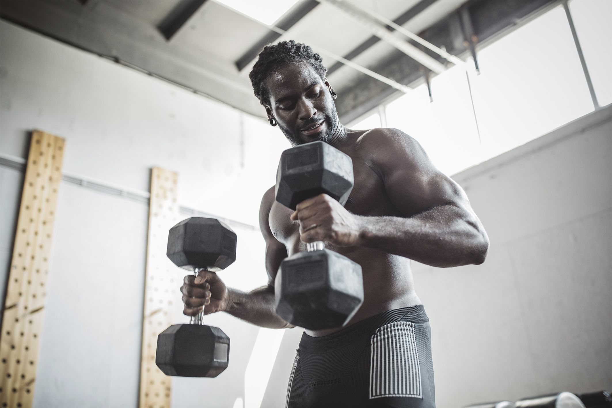 This 220 Rep Dumbbell Workout Zaps Calories and Bulks Up Your Whole Upper Body