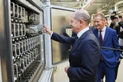 federal chancellor olaf scholz puts a test cell in the test chamber in the background stephan weil, prime minister of lower saxony