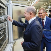 federal chancellor olaf scholz puts a test cell in the test chamber in the background stephan weil, prime minister of lower saxony