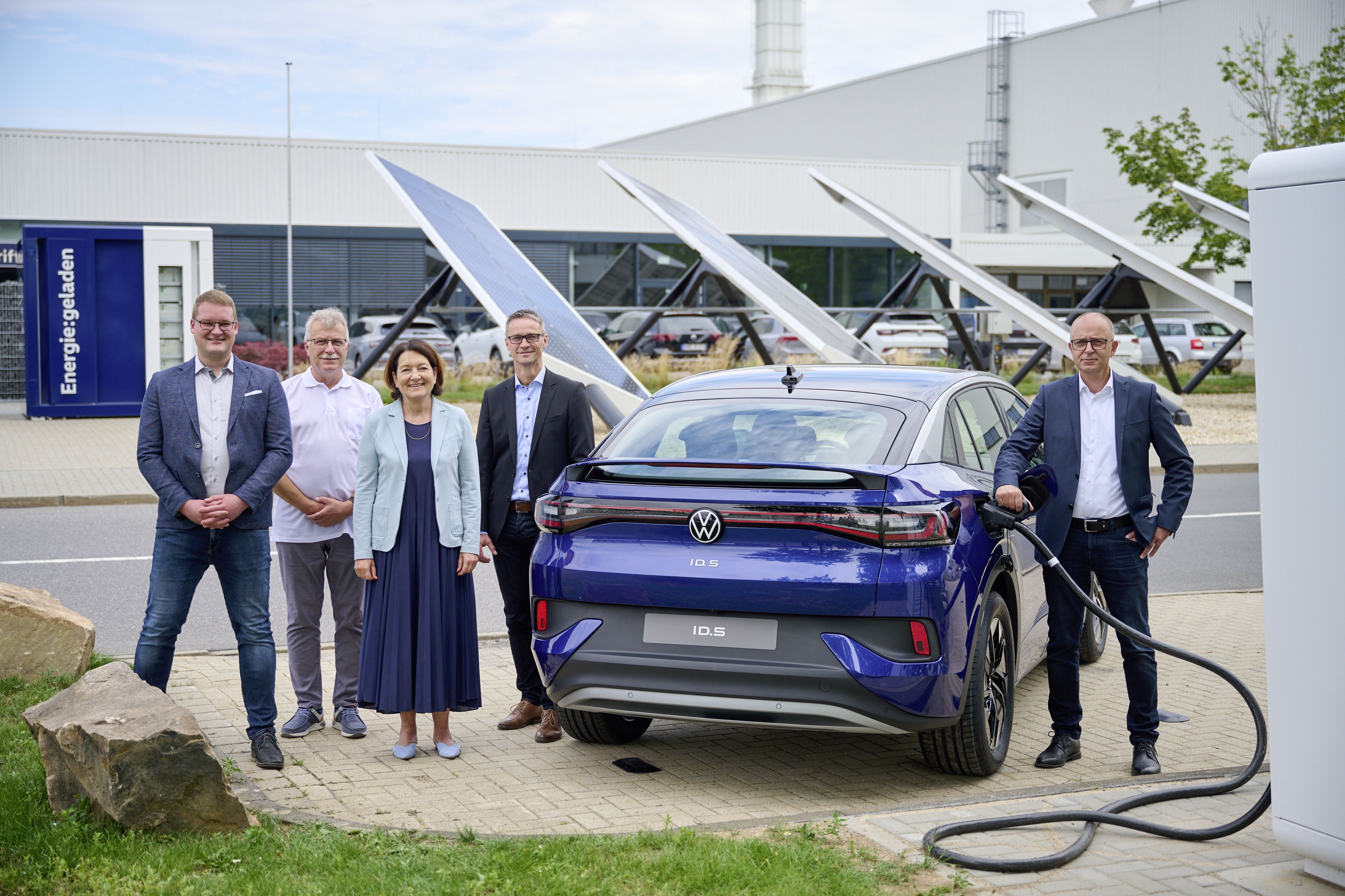 Volkswagen pairs with E.ON for 150 kW EV fast charger capable of energy  storage