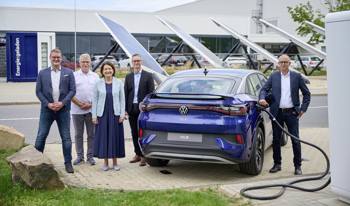the high power charging park with new automotive powerbank in the background is open from left florian köhler, project manager aw automotive, ingolf keller, energy officer, karen kutzner, managing director finance and controlling vw saxony, lars thielemann, head of planning and jörg engelmann, head of innovation