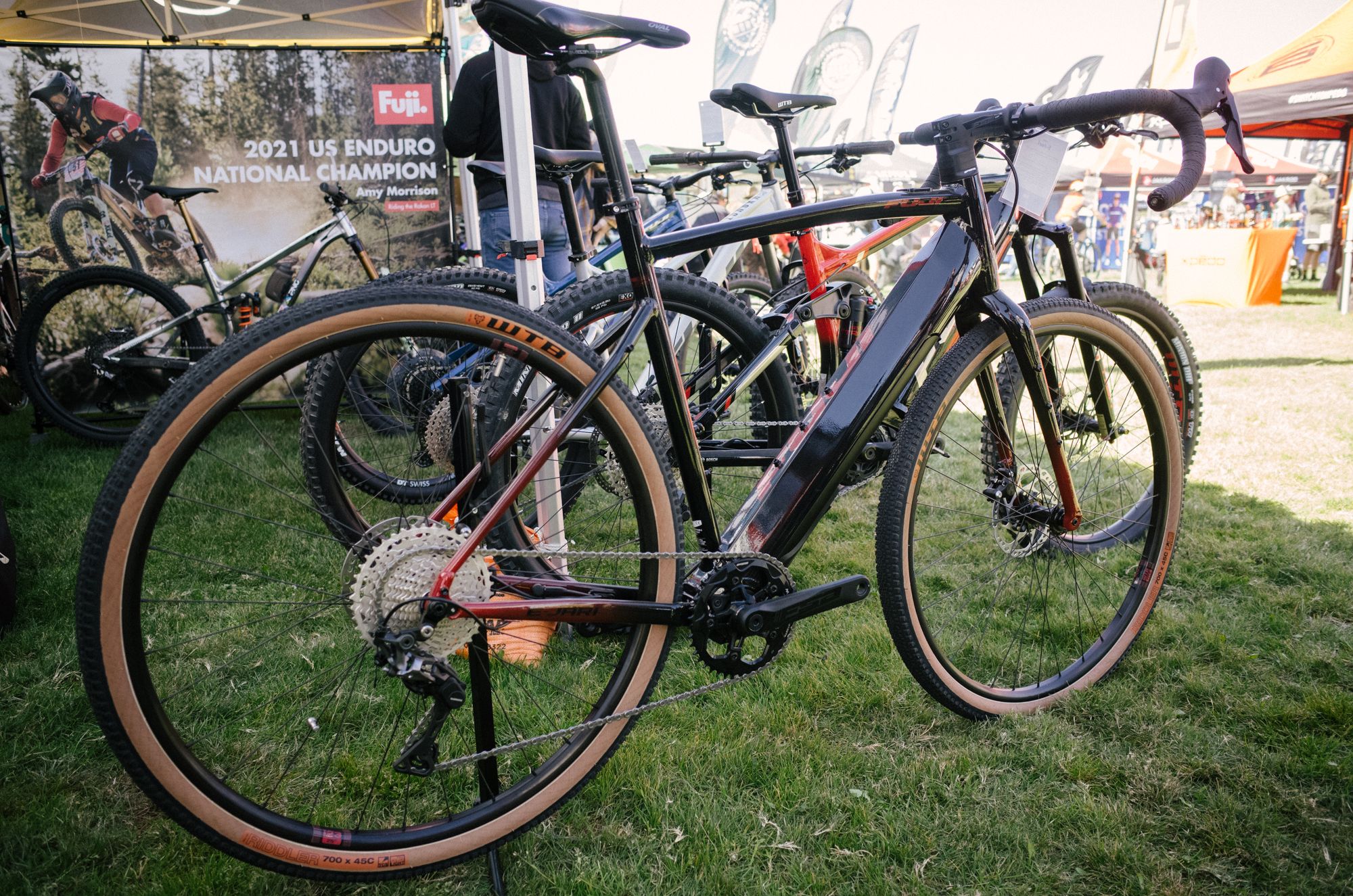 Trends collide! Fuji’s E-Jari brings together gravel and e-bikes. 