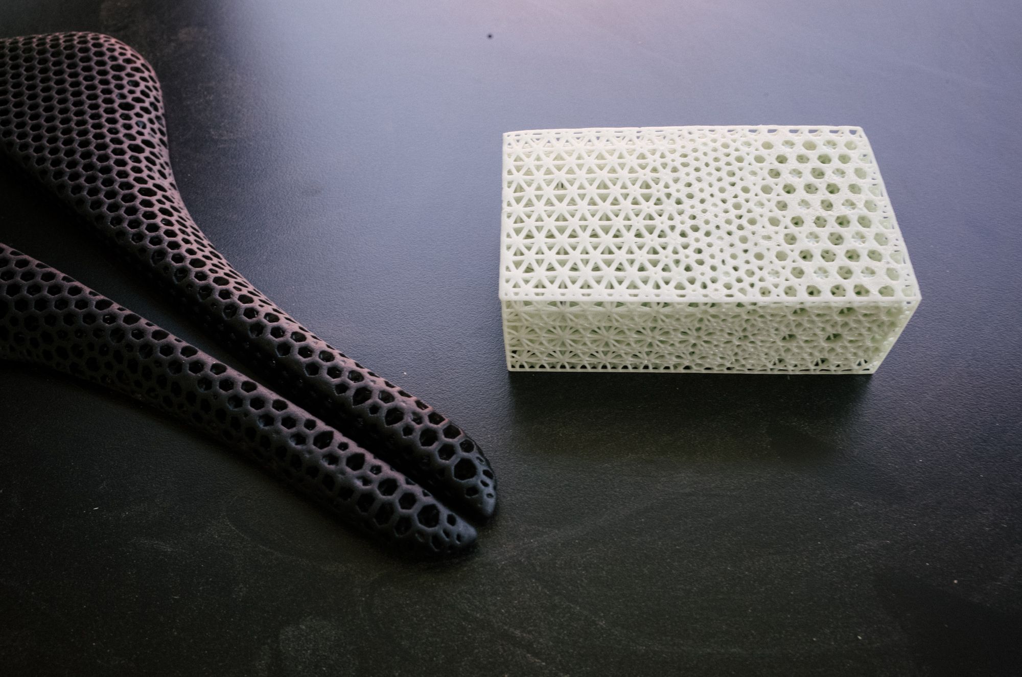 The same company makes these 3d-printed saddle tops for both Fi’zi:k and Specialized. 