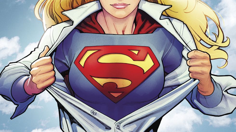 supergirl enseña su traje en la portada de un comic de dc