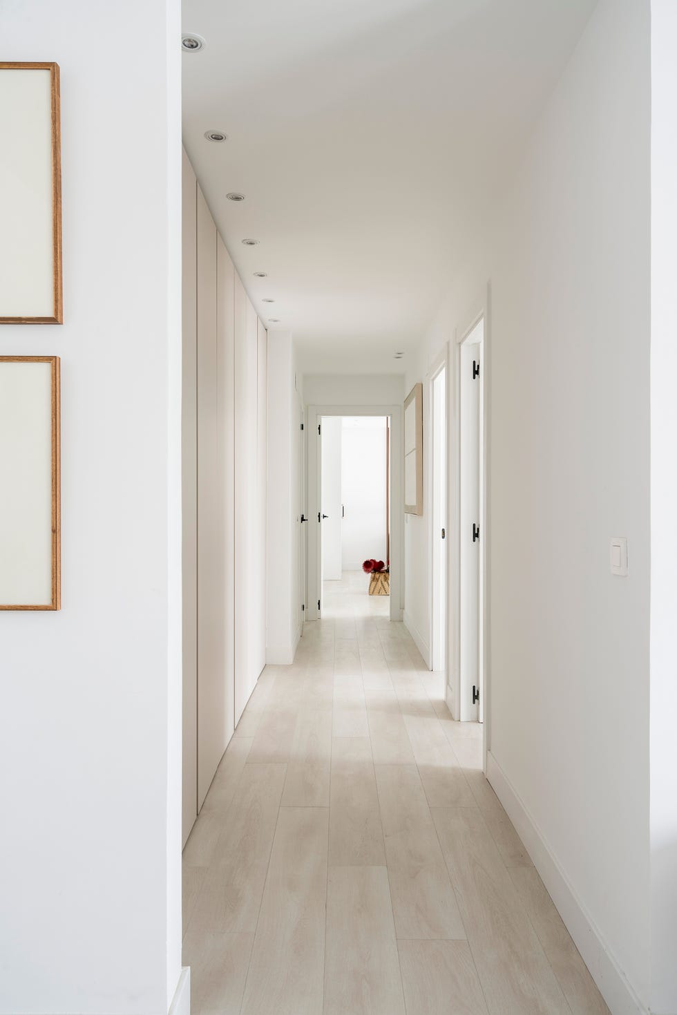 una transformacion sorprendente, de espacios oscuros a una vivienda luminosa y funcional en bilbao