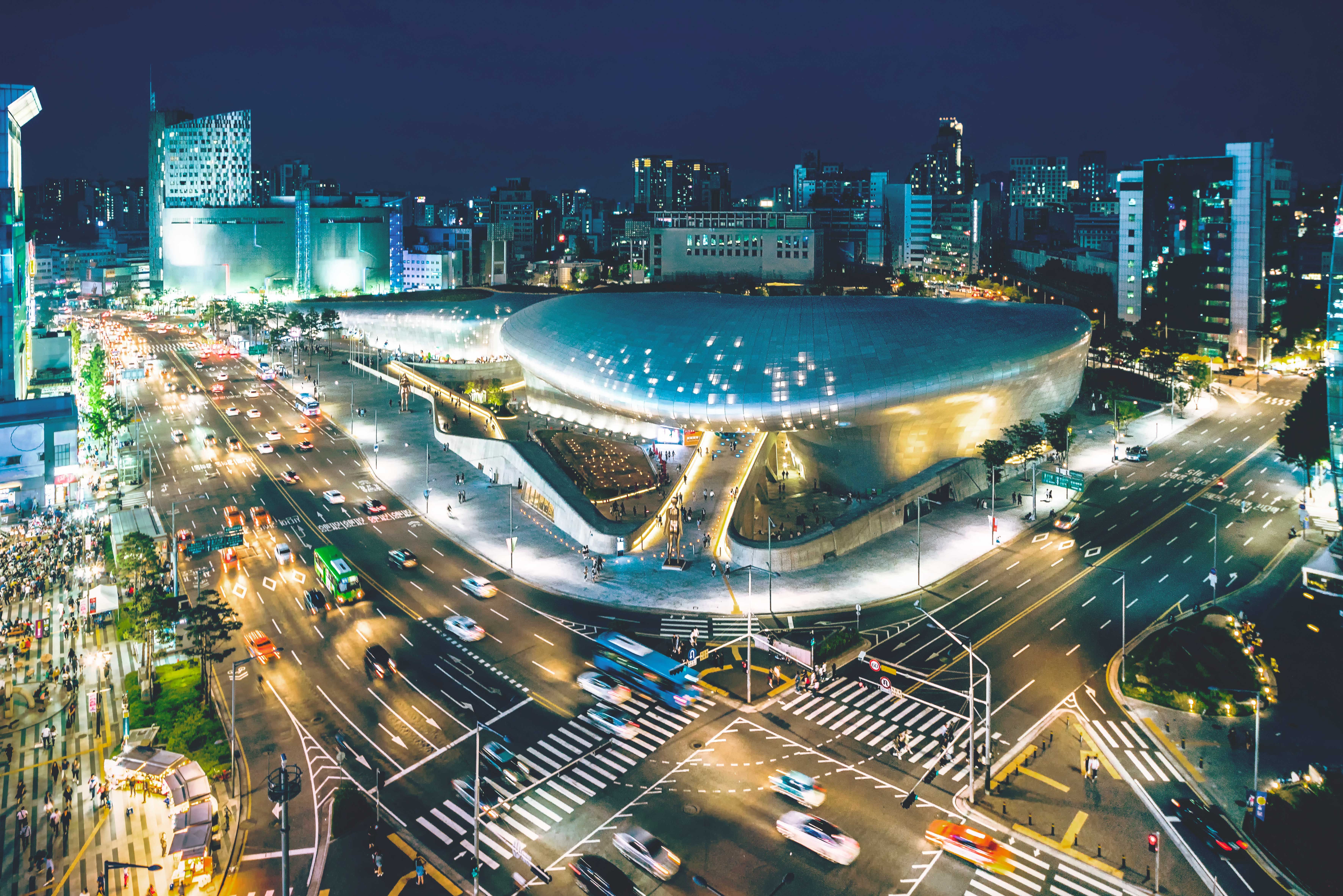 ddp plaza and dongdaemun gate area