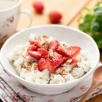 De 14 beste eiwitrijke snacks om mee te nemen cottage cheese met chiazaad en aardbeien