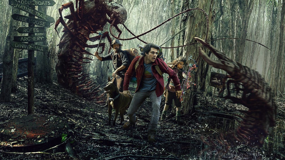 el reparto de amor y monstruos rodeados de bestias en la selva