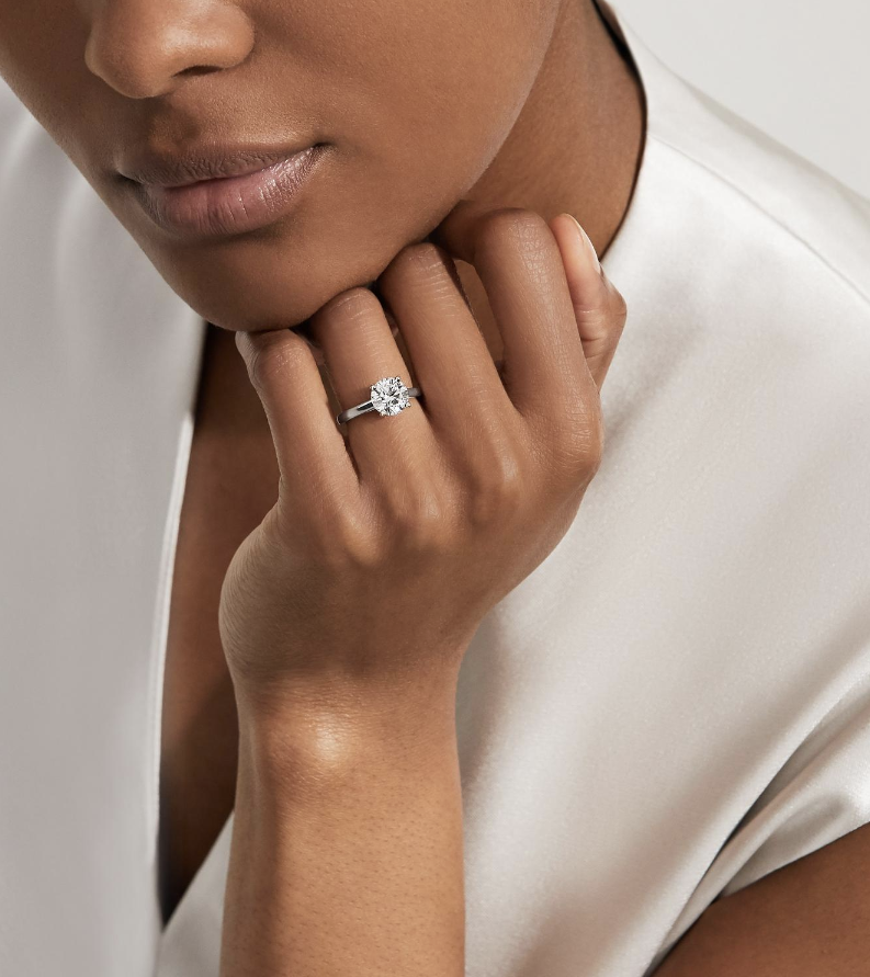 2022鑽戒推薦！全球15個珠寶品牌「經典款求婚鑽石戒指」特色盤點