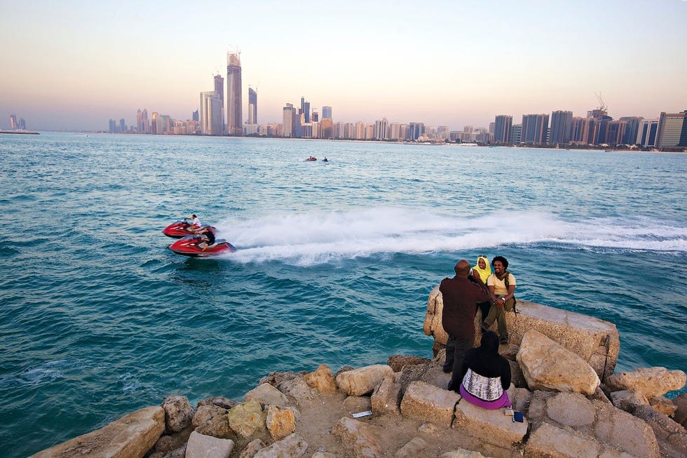 Het snelgroeiende Abu Dhabi ligt aan de Perzische Gold Watersporten zijn er sterk in opkomst