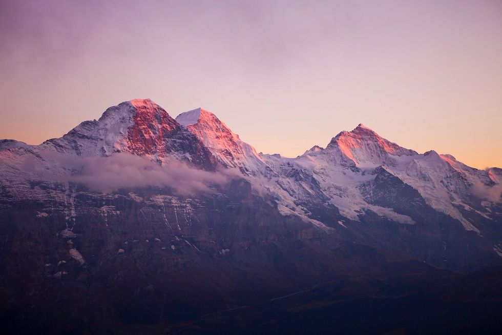 Alpenglhen zet het trio Eiger Monch Jungfrau in een magisch licht