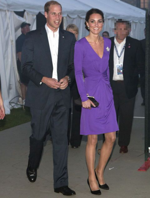 kate middelton y guillermo de inglaterra en un acto de noche con traje y un vestido morado