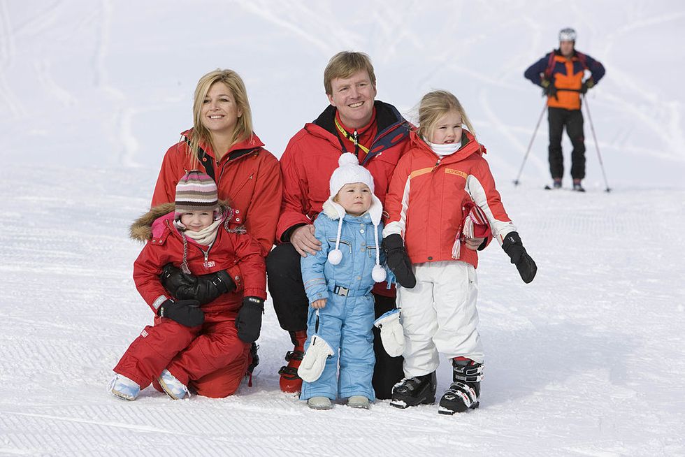 de nederlandse koninklijke familie in de sneeuw in lech