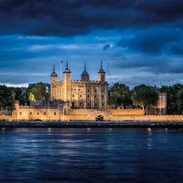 in het midden van de tower of london staat een vierkant gebouw dat sinds het in de 13de eeuw werd witgekalkt de white tower wordt genoemd