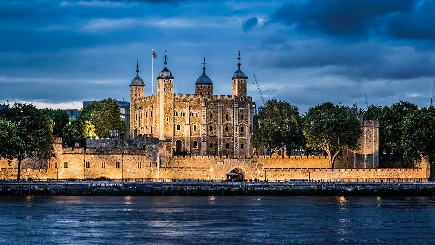 in het midden van de tower of london staat een vierkant gebouw dat sinds het in de 13de eeuw werd witgekalkt de white tower wordt genoemd