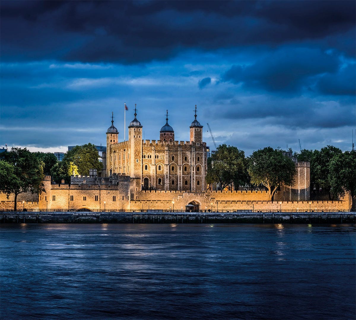 In het midden van de Tower of London staat een vierkant gebouw dat sinds het in de 13de eeuw werd witgekalkt de White Tower wordt genoemd