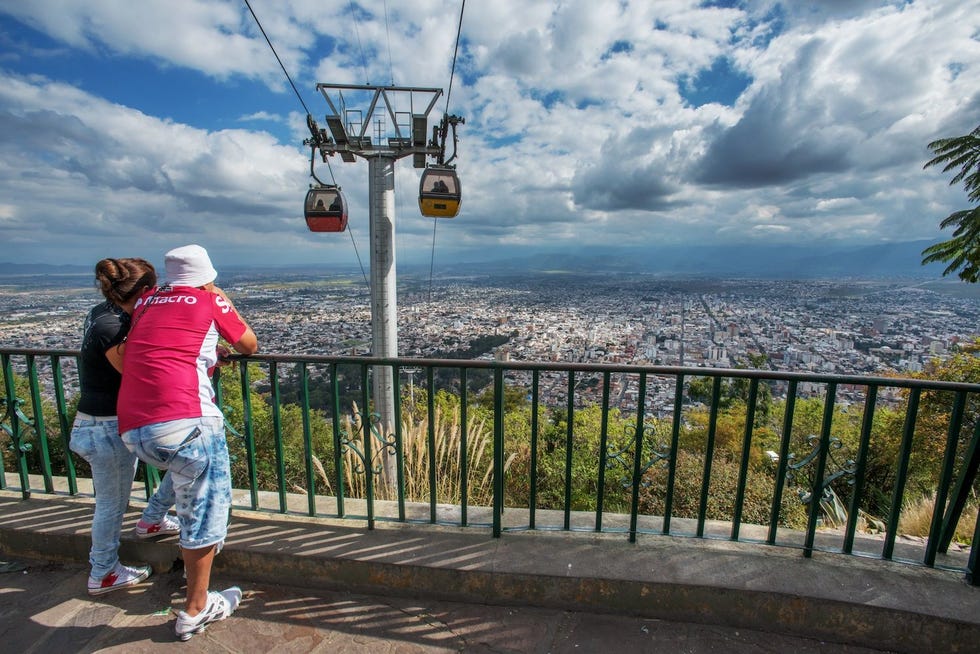 In Salta kijken bezoekers vanaf de Cerro San Bernando uit over de hoofdstad van de gelijknamige provincie
