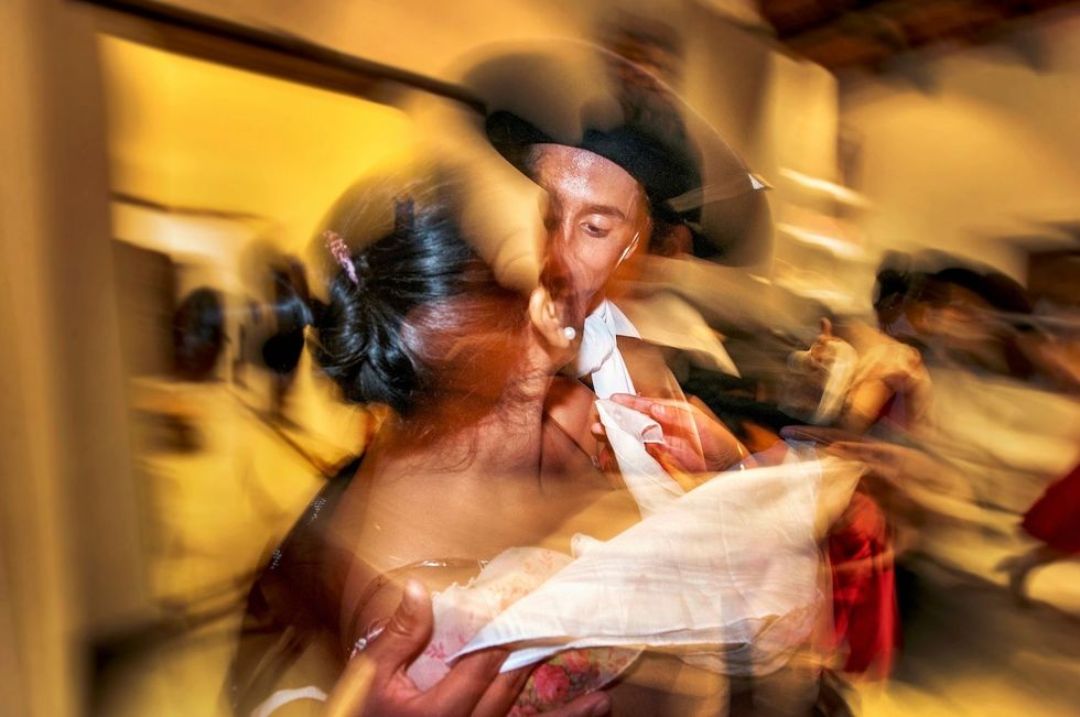 Op een landgoed bij Salta danst een jong echtpaar op de zamba de intieme en romantische muziek van NoordArgentini