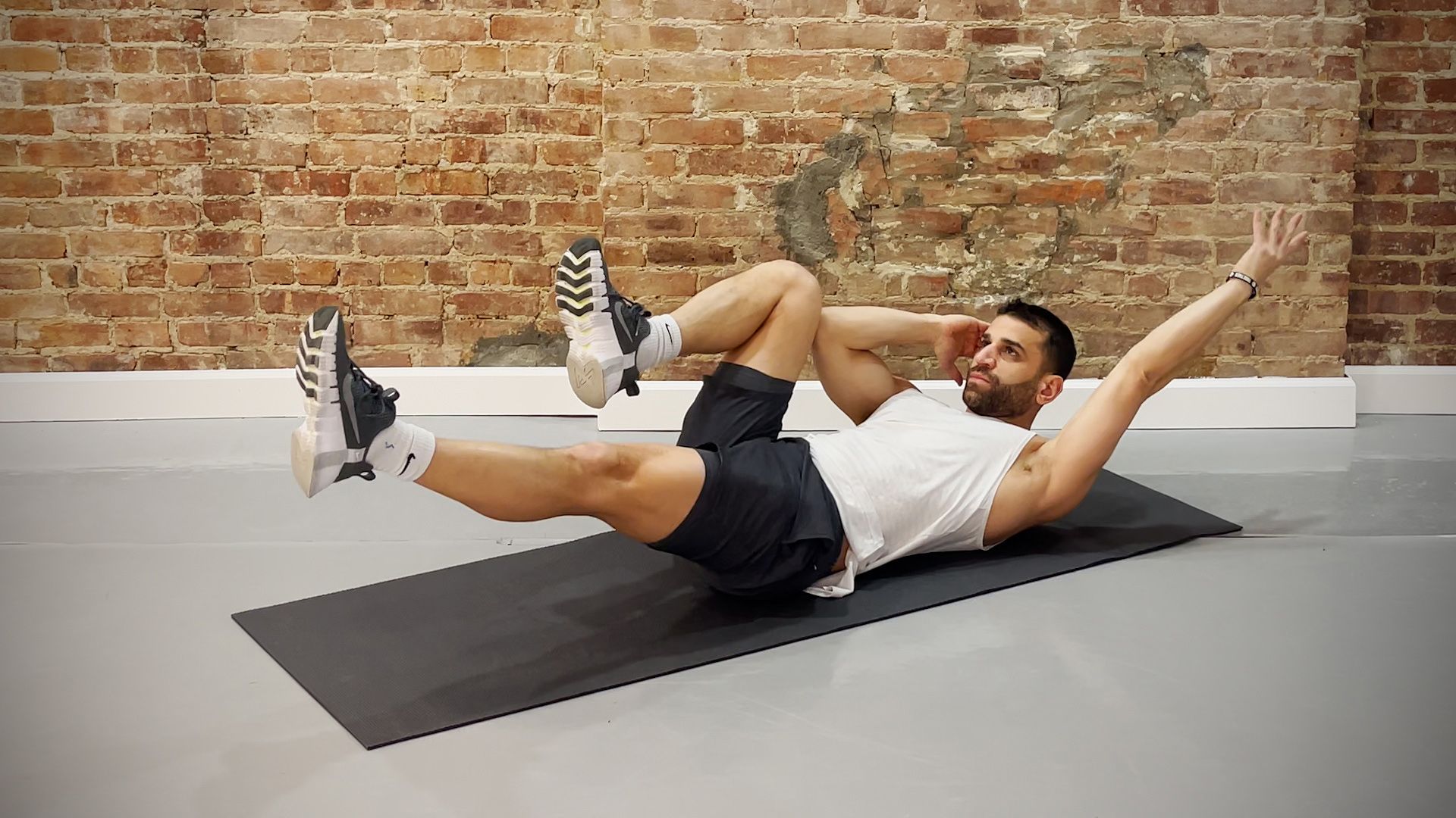 Monday Move: Dead Bug Exercise + 5 Variations to Strengthen Core and  Flatten Tummy