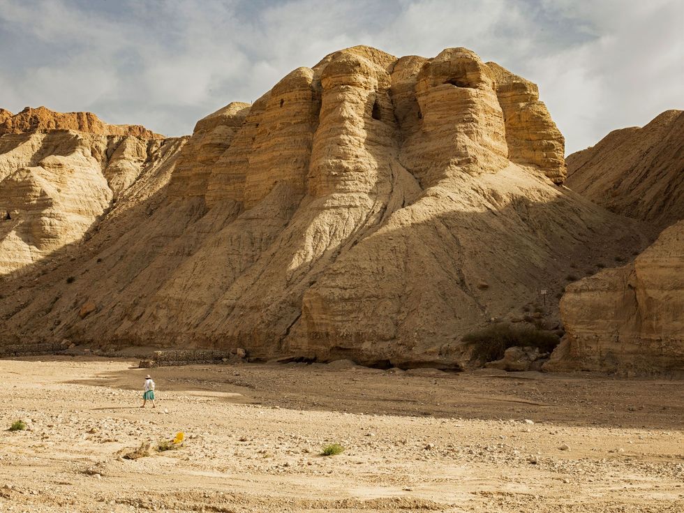 Deze opening hoog in de rotswanden van Qumran National Park op de Westbank is Grot 4 waar de meeste fragmenten van de Dode Zeerollen werden gevonden Hier lagen ongeveer zeshonderd manuscripten verspreid over meer dan tienduizend fragmenten