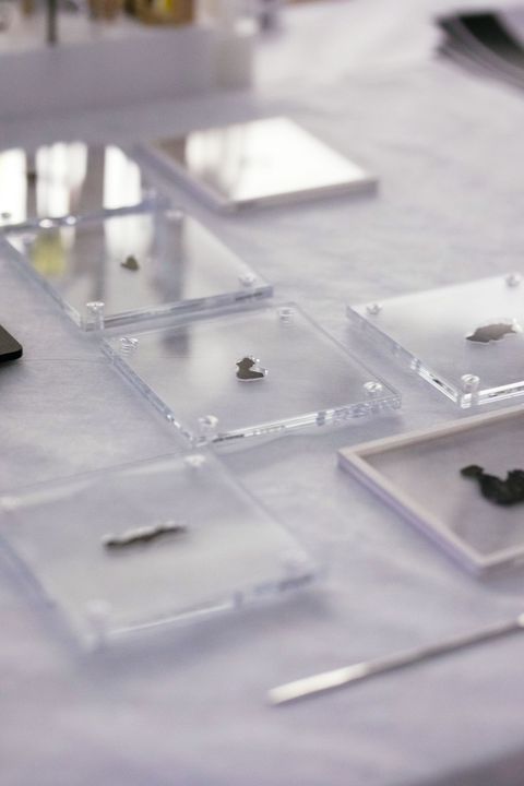 Fragmenten van de Dode Zeerollen die in speciale lijsten van plexiglas zijn gevat liggen in het Museum of the Bible klaar om te worden geanalyseerd