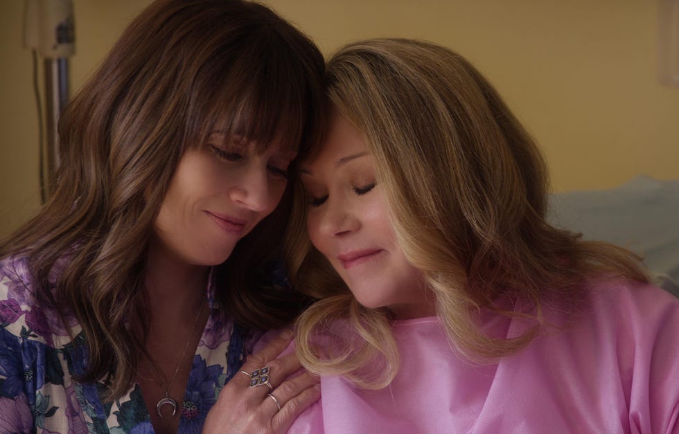 dead to me l to r linda cardellini as judy hale and christina applegate as jen harding in dead to me cr courtesy of netflix © 2022 netflix, inc