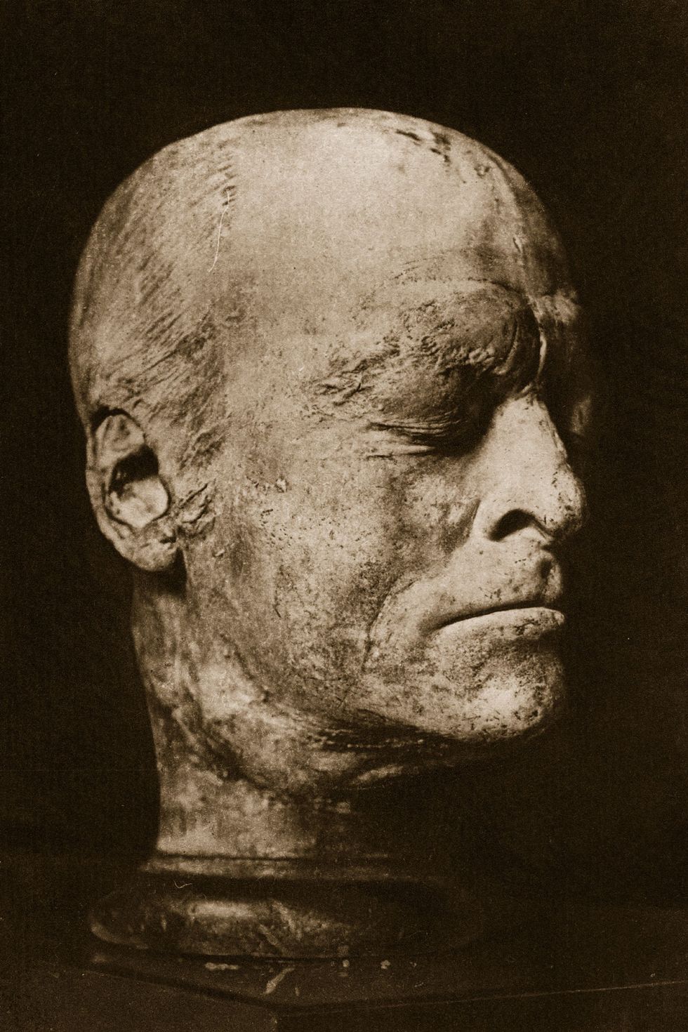 The death mask of English painter, poet and engraver William Blake (1757 - 1827). (Photo by Hulton Archive/Getty Images)