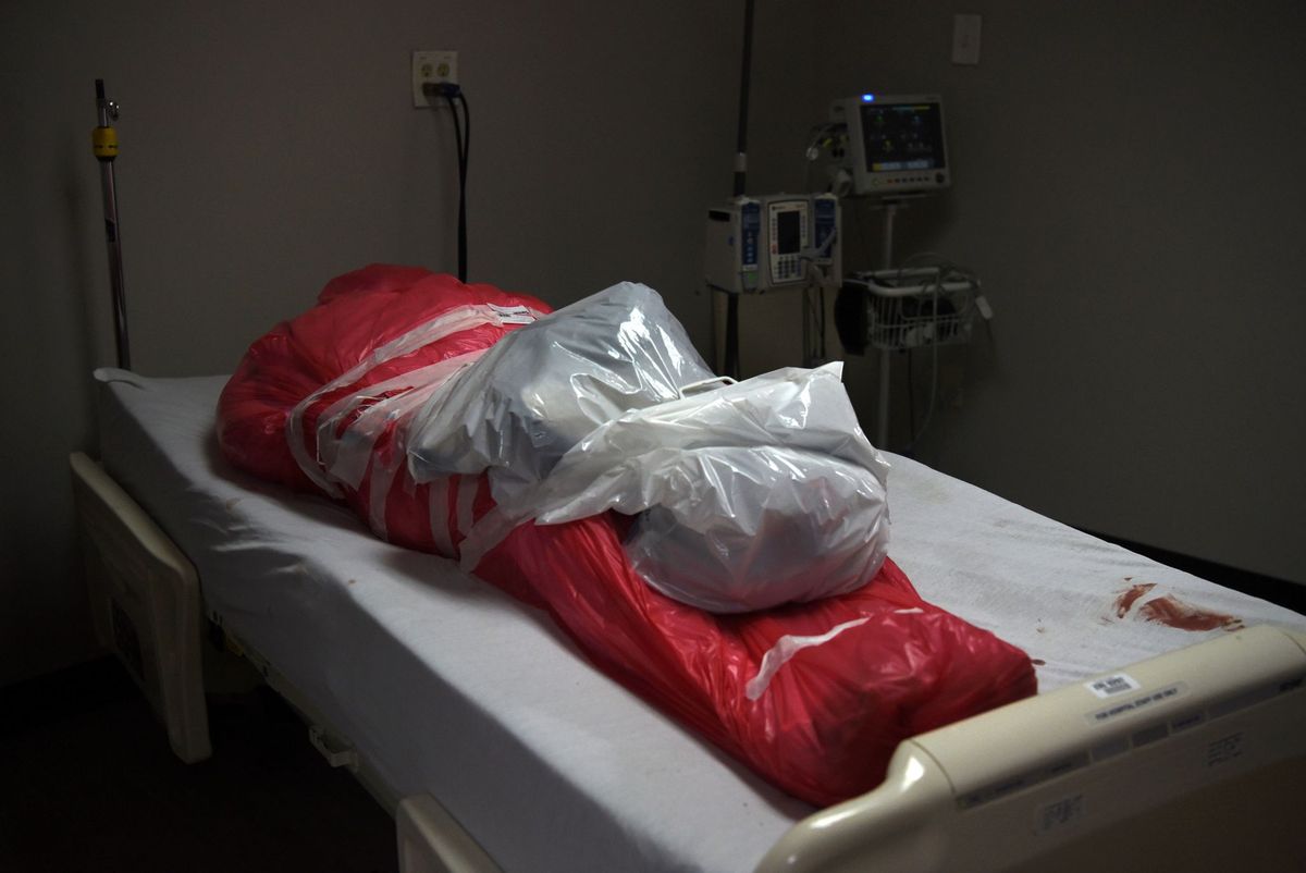 Een man die aan het coronavirus is overleden is op 29 juni 2020 in een bodybag gewikkeld op de COVIDicafdeling van het United Memorial Medical Center in Houston in de Amerikaanse staat Texas