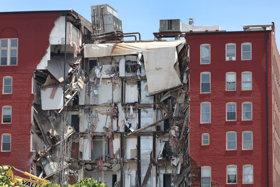 six story apartment building partially collapses in davenport, iowa