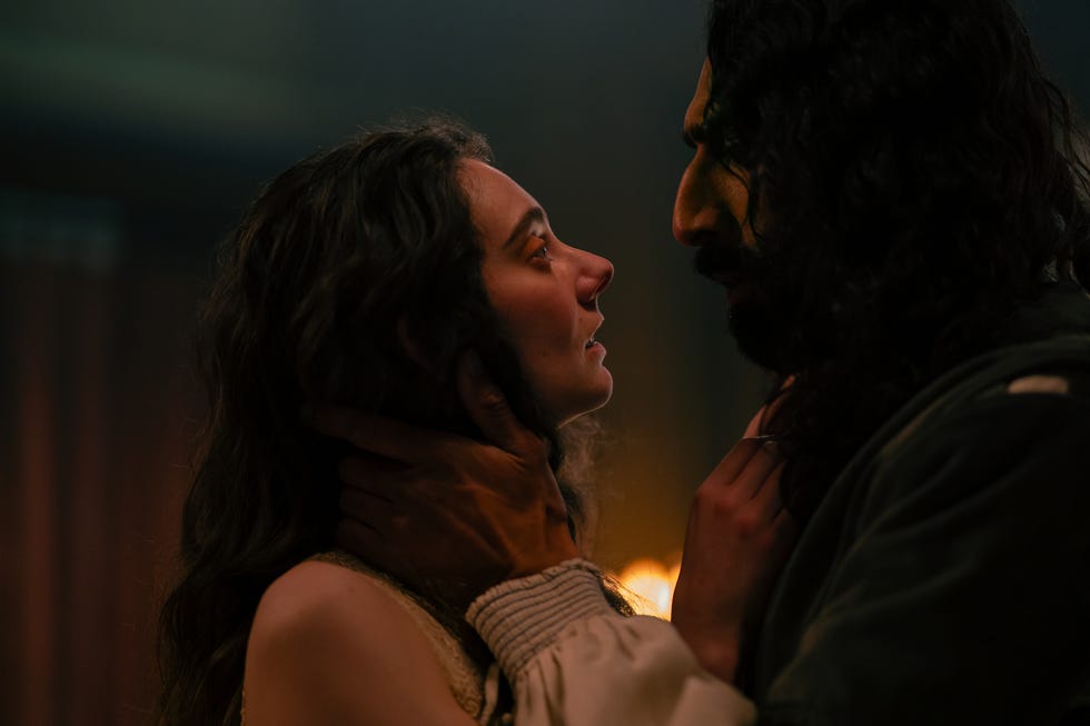 the decameron l to r tanya reynolds as licisca and amar chadha patel as dioneo in episode 103 of the decameron cr giulia parmigianinetflix 2023