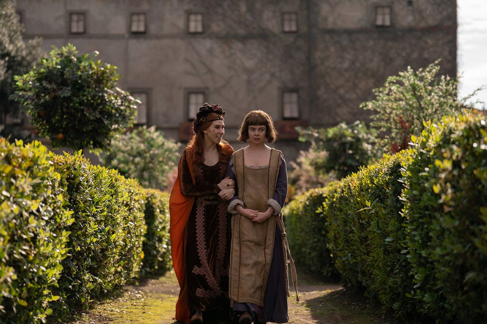 the decameron l to r zosia mamet as pampinea and saoirse monica jackson as misia in episode 105 of the decameron cr giulia parmigianinetflix 2023