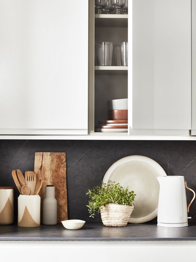 10 Things Decluttering Experts Won't Keep In Kitchen Cupboards