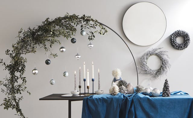 Mesa decorada para celebrar la Navidad