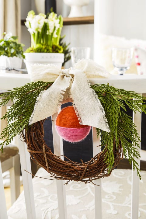 decoracion navidad corona de ramas con bola diy trasera de silla