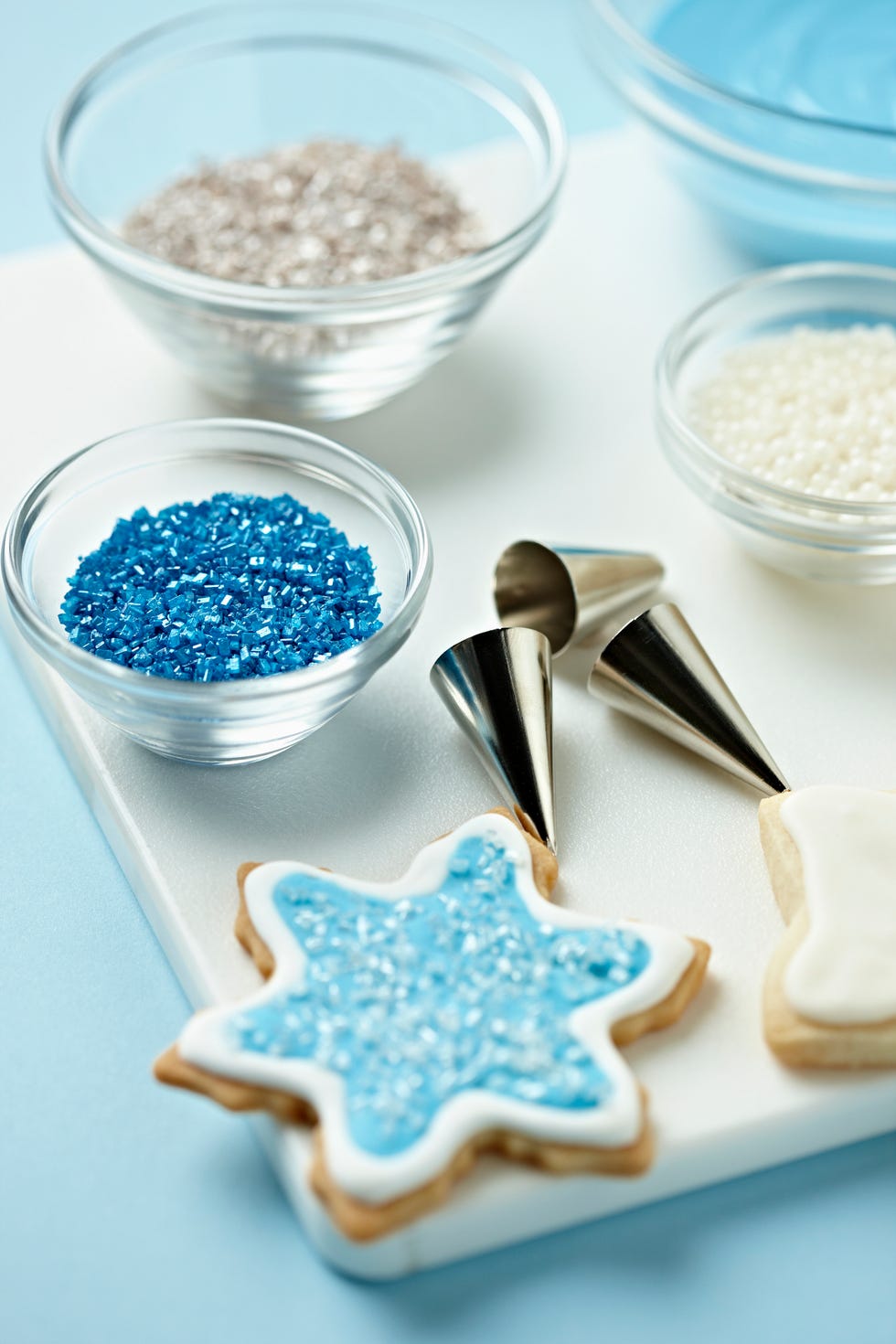 galleta en forma de estrella decorada y los utensilios utilizados para hacerlo