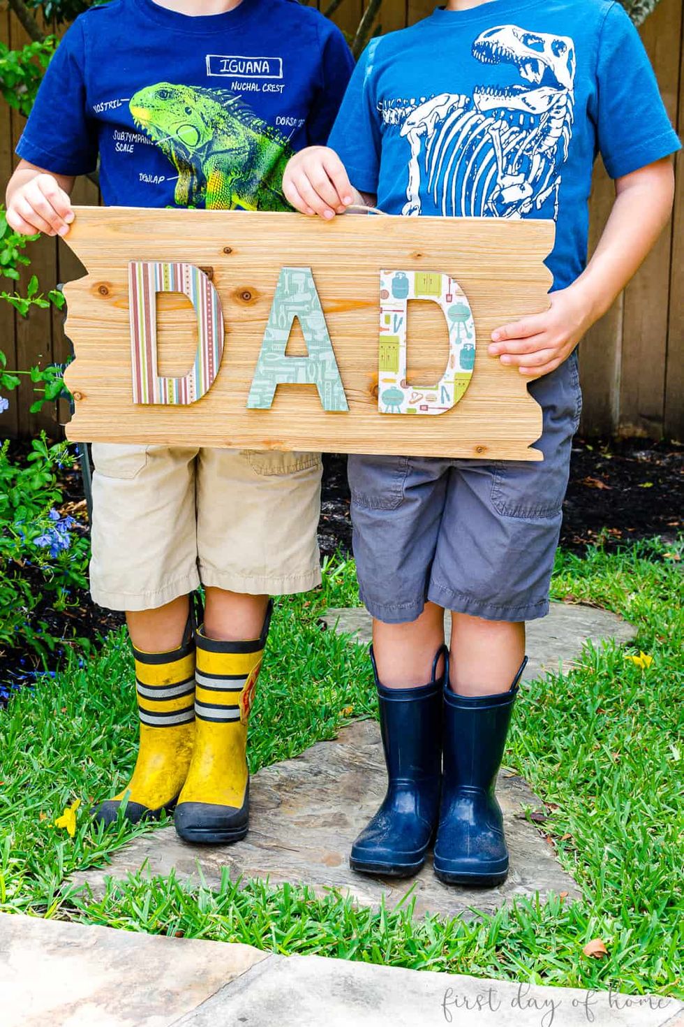kids holding dad sign